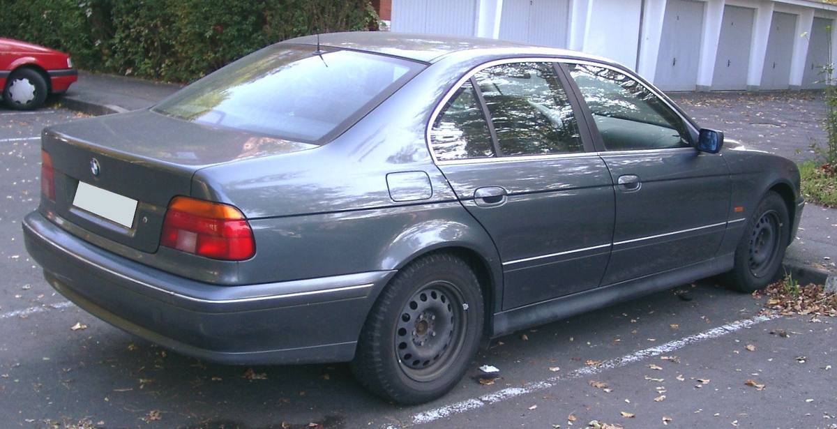 BMW řady 5 generace E39 zezadu