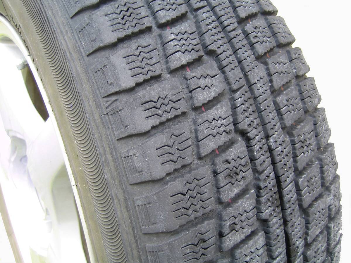 Detail dezénu zimní pneumatiky s lamelami