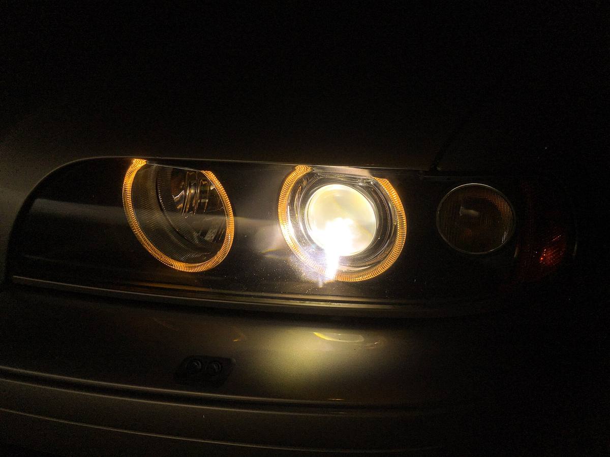 Levý přední světlomet BMW řady 5 generace E39 s xenonovou výbojkou