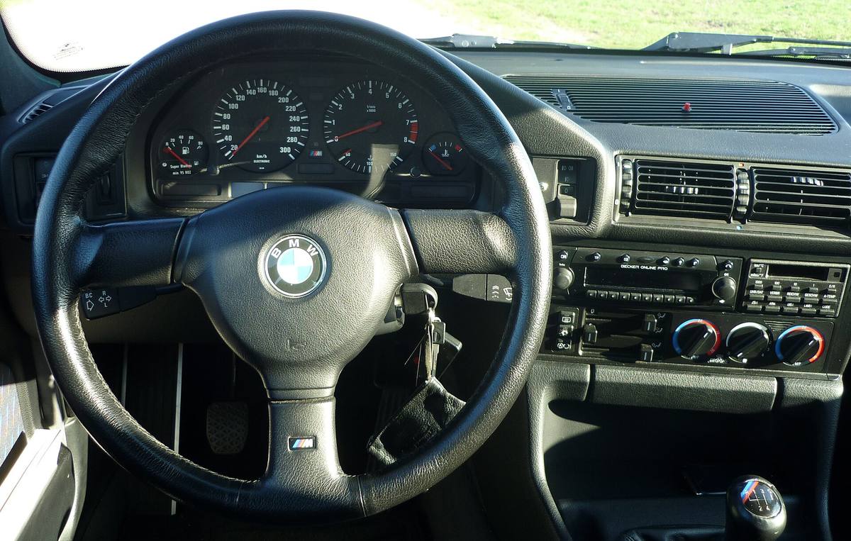 Palubní deska a volant BMW M5 řady E34, vpravo dole hlavice řadicí páky