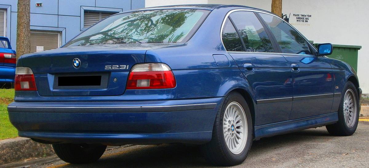 BMW 523i generace E39 z roku 1999, přední pohled
