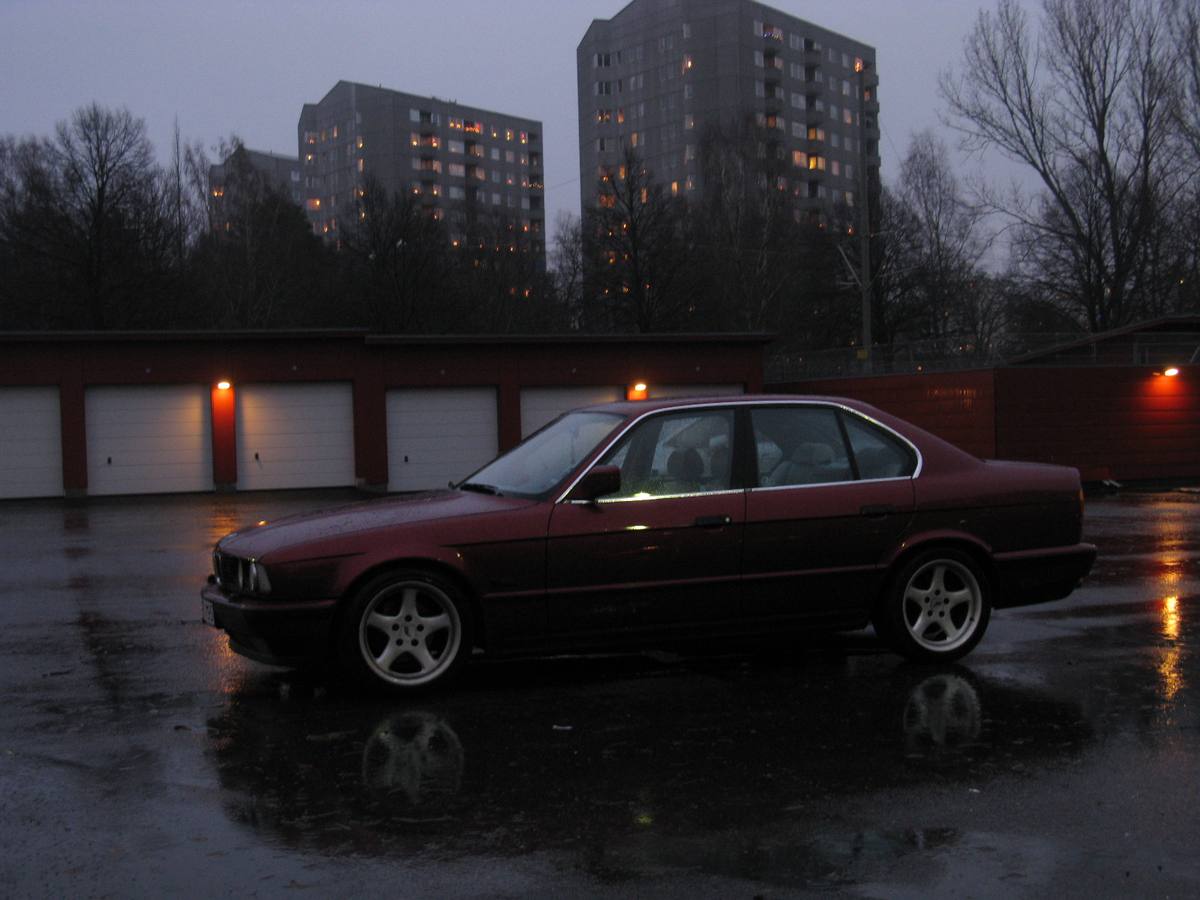 BMW 525i řady E34 zaparkované u silnice