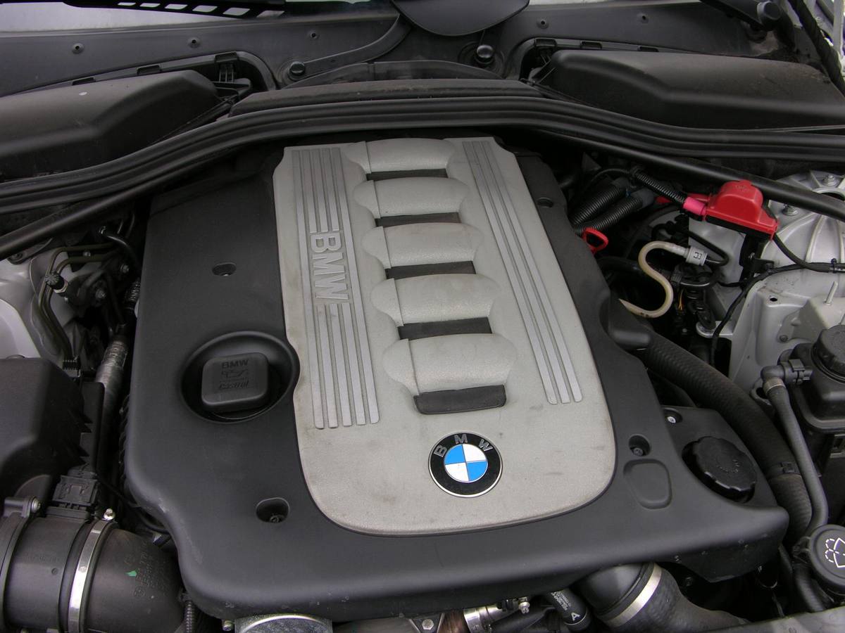 Naftový šestiválec M57 pod kapotou BMW 535d generace E60